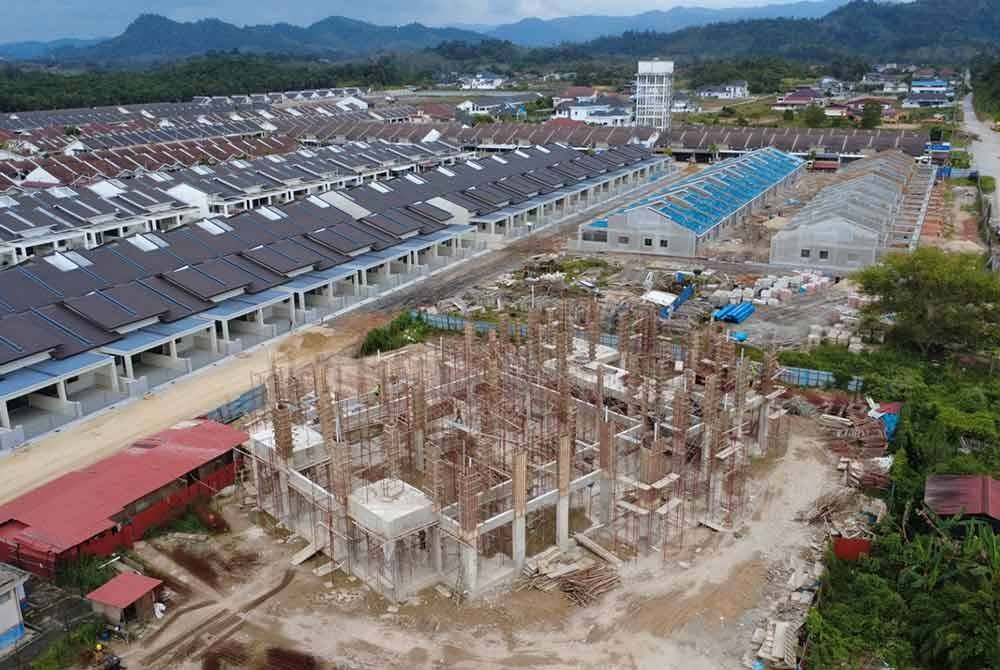 Pembinaan masjid di atas tanah seluas 0.8 hektar tersebut dijangka boleh memuatkan jemaah seramai 1,100 orang dalam satu masa itu turut memainkan peranan sebagai perhentian untuk musafir yang menggunakan lebuh raya Kuala Krai-Gua Musang.