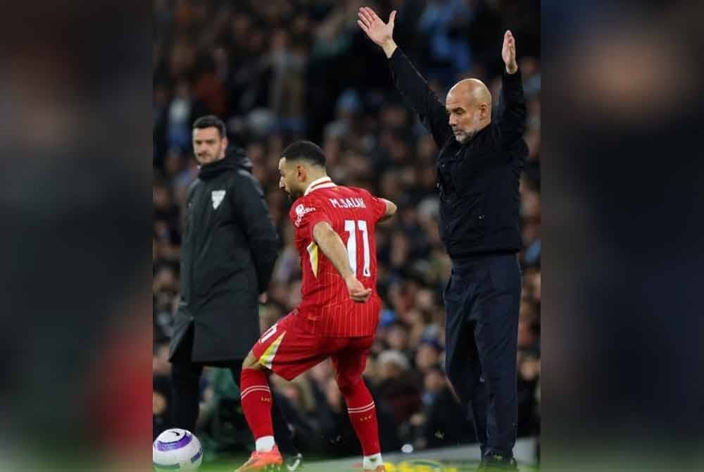 Guardiola (kanan) menyaksikan kelincahan bintang Liverpool, Mohamed Salah di Stadium Etihad. - Foto: Agensi