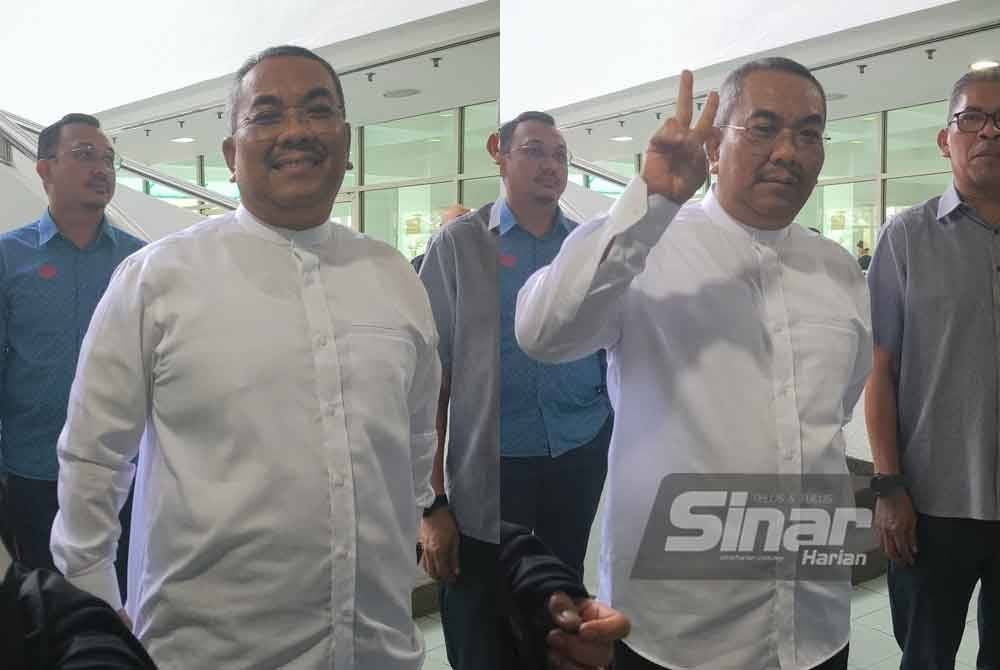 Sanusi menunjukkan tanda 'peace' selepas Mahkamah Tinggi Shah Alam pada Isnin melepaskan dan membebaskannya daripada satu kes menghasut berkaitan Agong, dua tahun lalu.