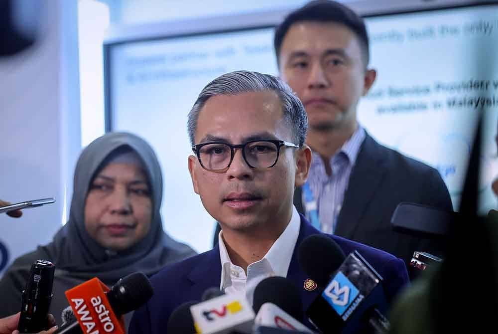 Fahmi ditemui pemberita selepas melancarkan kursus AI in the Newsroom anjuran Pertubuhan Berita Nasional Malaysia (Bernama), kursus pertama dalam siri program latihan berkaitan AI untuk profesional media, pada Isnin. Foto Bernama