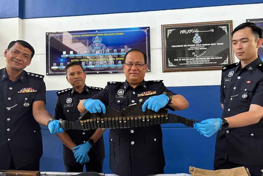 Yusof (dua dari kanan) menunjukkan peluru tabur yang dirampas dalam serbuan berkenaan.