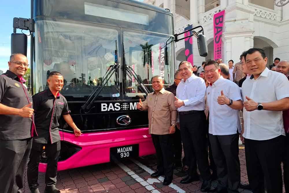 Anthony (tiga dari kanan) bersama Saarani (empat dari kanan) ketika meninjau operasi Bas.My sempena pelancaran Program Transformasi Perkhidmatan Bas Henti-henti Bas.My Ipoh di Dewan Bandaraya Ipoh pada Isnin.