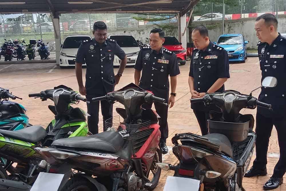 Raub (tengah) menunjukkan motosikal yang di curi ketika sidang akhbar di Ibu Pejabat Polis Daerah Johor Bahru Selatan pada Isnin. 