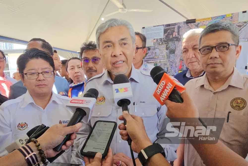 Ahmad Zahid ketika ditemui pemberita selepas melawat Rancangan Tebatan Banjir, di Kapayan, di sini pada Isnin.