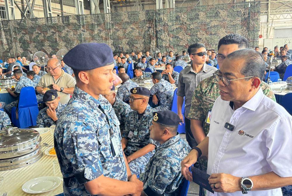 Mohamed Khaled menyantuni anggota tentera udara yang hadir di Pangkalan Udara Butterworth ketika lawatannya pada Isnin.