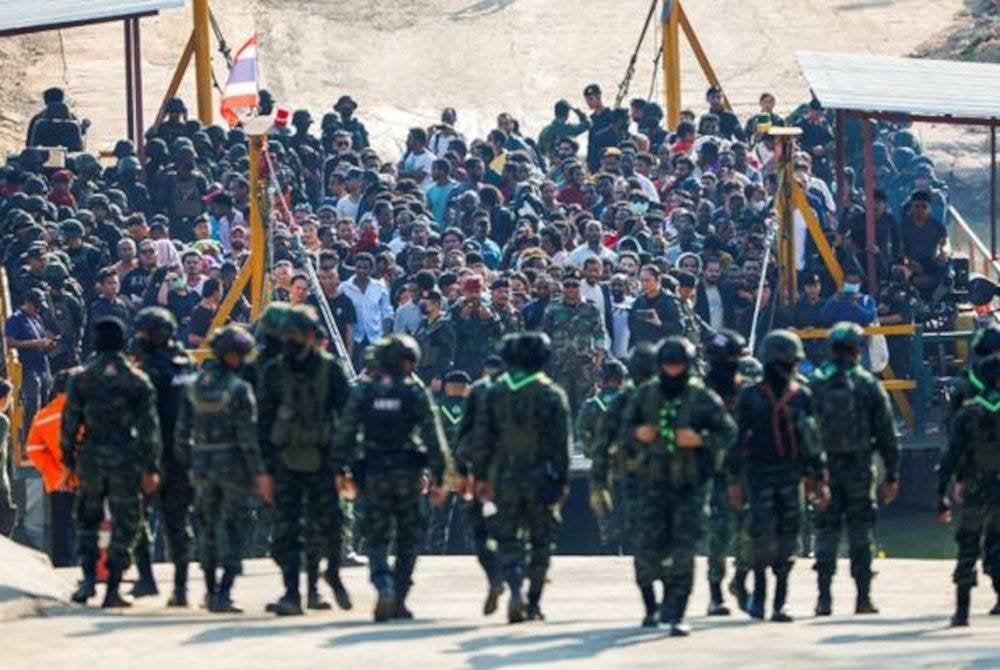 Mangsa penipuan dari pelbagai negara yang diperdagangkan untuk bekerja di Myanmar berdiri di atas kapal menuju ke sempadan Thailand melalui Sungai Moei di Daerah Phop Phra, wilayah Tak, Thailand, 12 Februari lalu. Gambar fail/Reuters