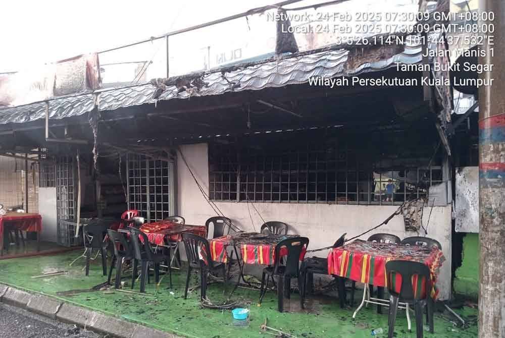 Keadaan gerai makan yang terbakar dalam kejadian di Taman Bukit Segar pada Isnin.