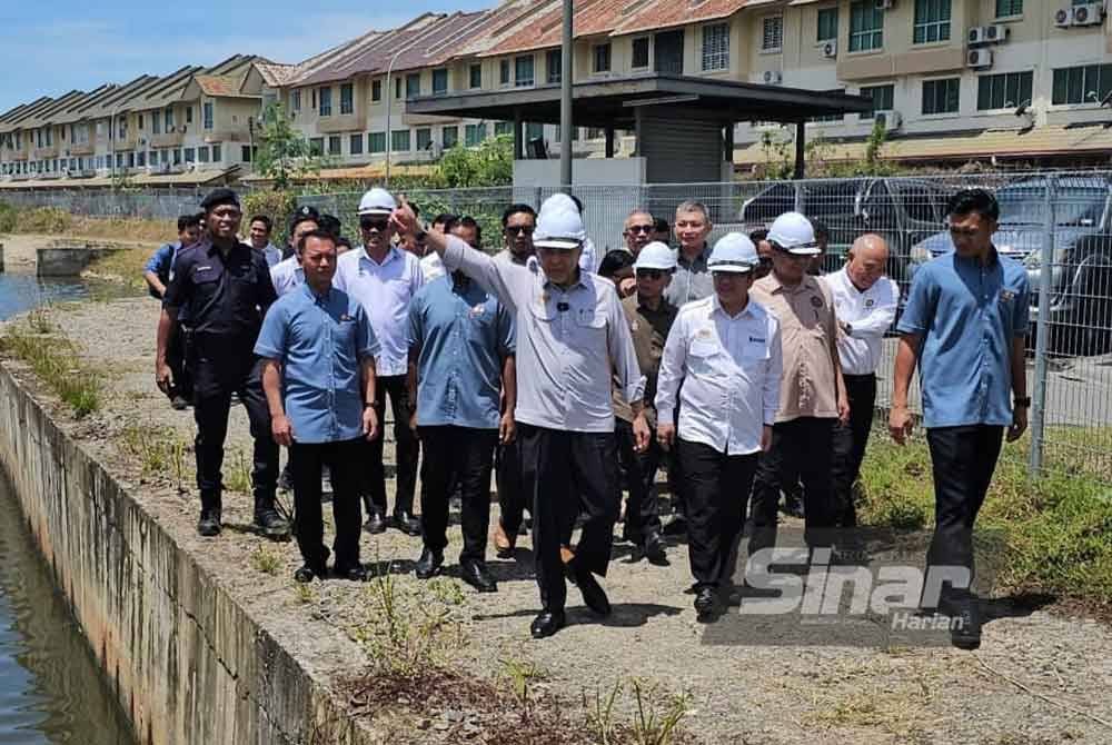 Ahmad Zahid ketika melawat tapak projek RTB Kawasan Persekitaran Lido Bandaraya Kota Kinabalu di Kota Kinabalu.