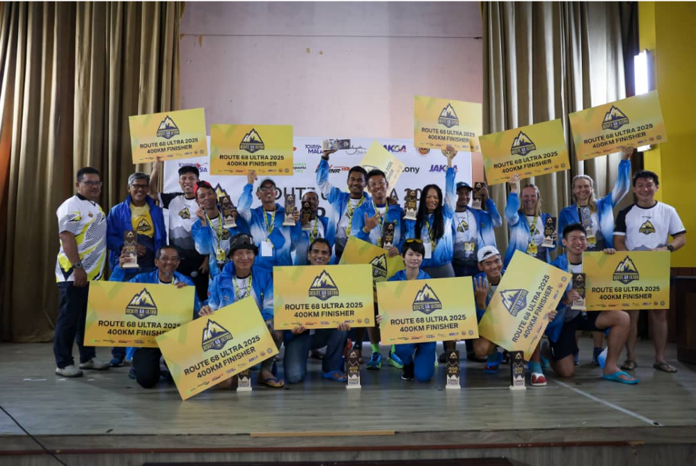 Seramai 15 peserta meraikan kejayaan menamatkan larian ultra maraton sejauh 400km di Gombak dan Janda Baik, Bentong.