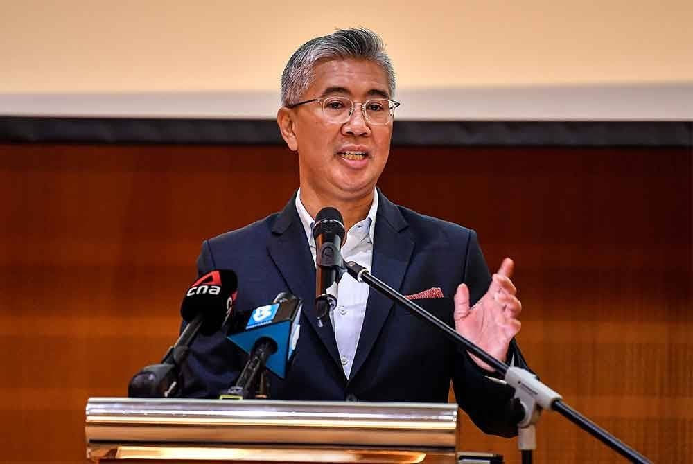 Tengku Zafrul ketika bercakap pada sidang media Kad Laporan Prestasi MITI 2024 dan Hala Tuju 2025 di Menara MITI pada Isnin. Foto Bernama