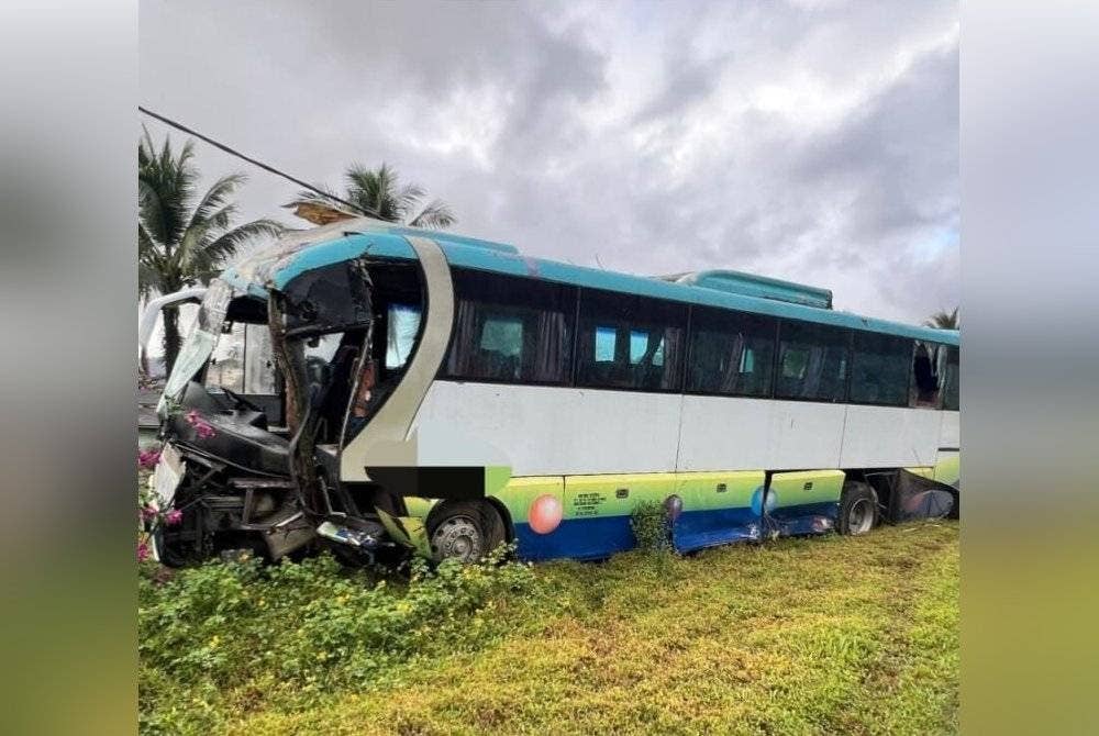 Sebuah bas yang membawa seramai 32 pelajar sekolah menengah terbabas di Jalan Sungai Mas-Padang Kubu di sini pada Isnin.