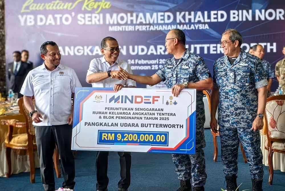 Mohamed Khaled (dua dari kiri) menyampaikan replika cek bernilai RM9.2 juta kepada Komander Pangkalan Udara Butterworth, Brigedier Jeneral Khairol Muzambi Salehin.