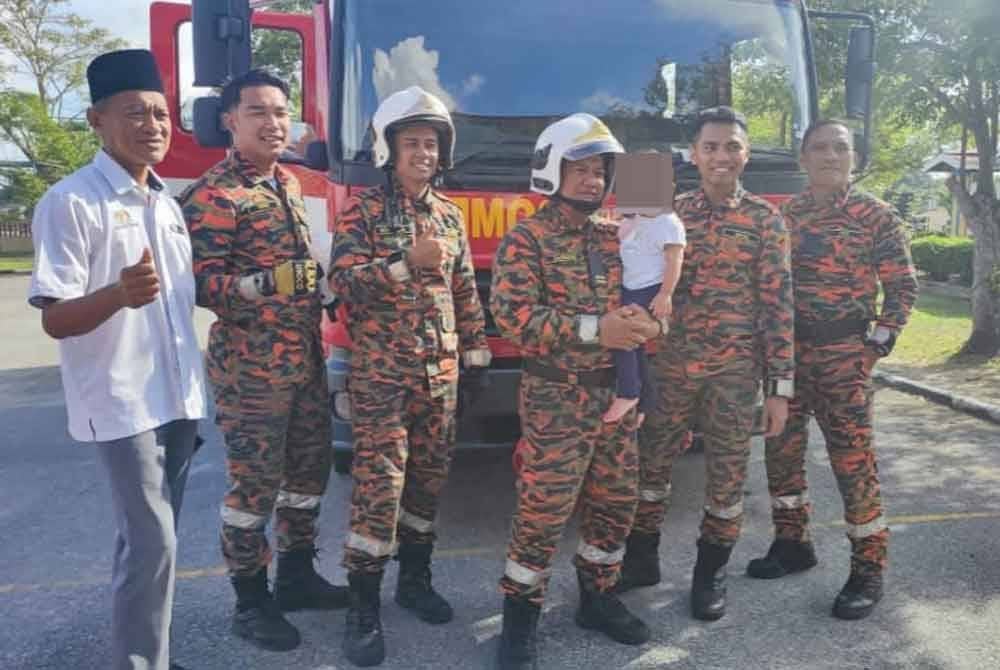 Anggota bomba bersama kanak-kanak yang berjaya diselamatkan. - Foto BBP Mersing