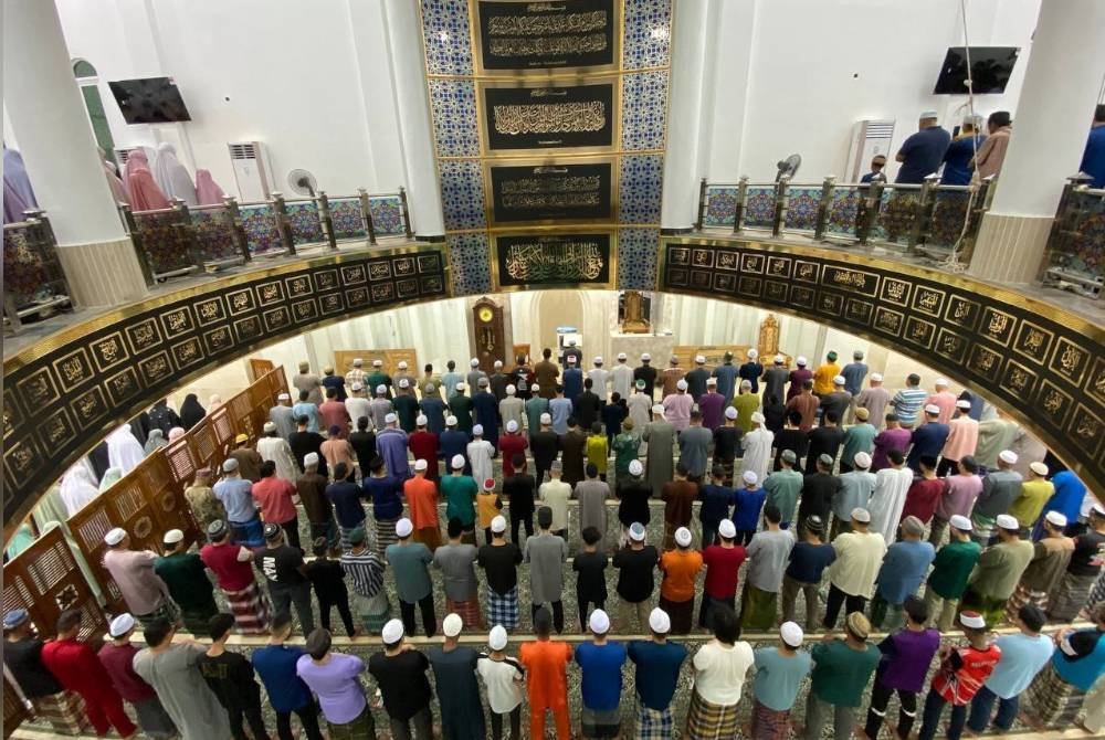 Kerajaan Selangor mengekalkan larangan menggunakan khidmat imam dari luar negara untuk mengimamkan solat tarawih di semua surau dan masjid di negeri ini sepanjang Ramadan. - Gambar hiasan