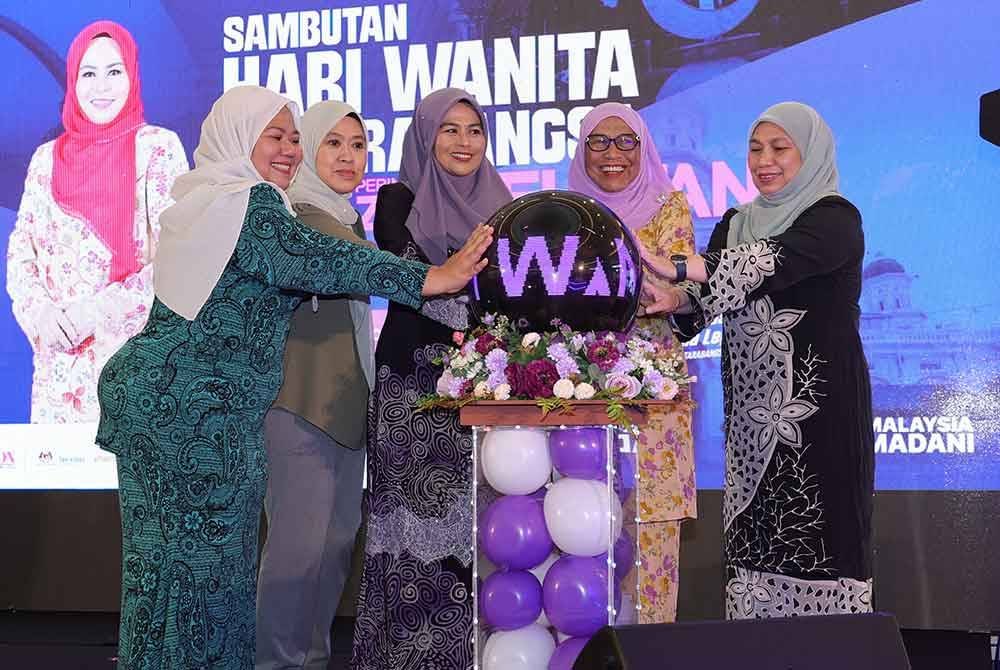 Noraini (tengah) ketika merasmikan Sambutan Hari Wanita Antarabangsa 2025 Peringkat Zon Selatan pada Isnin.