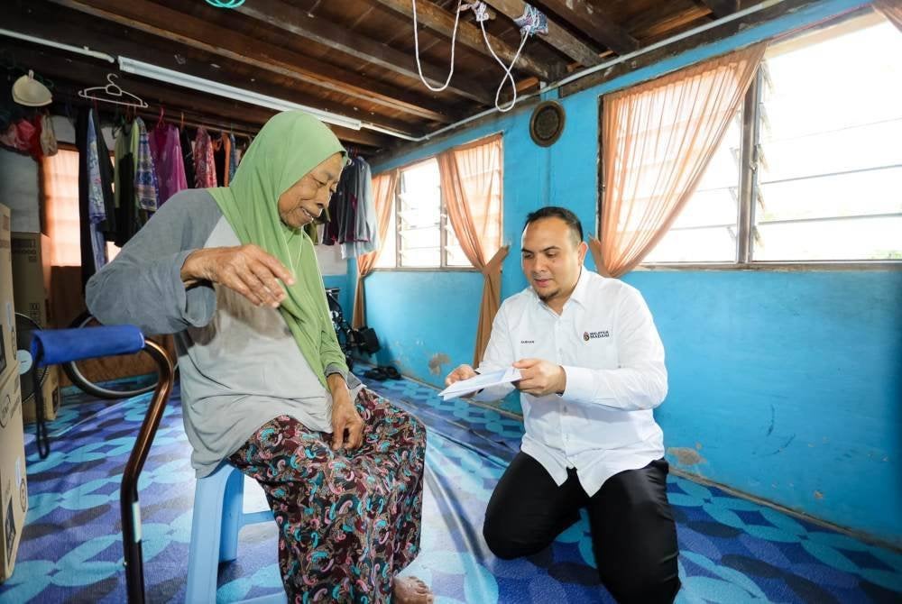 Ahmad Farhan mewakili Anwar menyampaikan sumbangan kepada Azizah. Foto FB Anwar