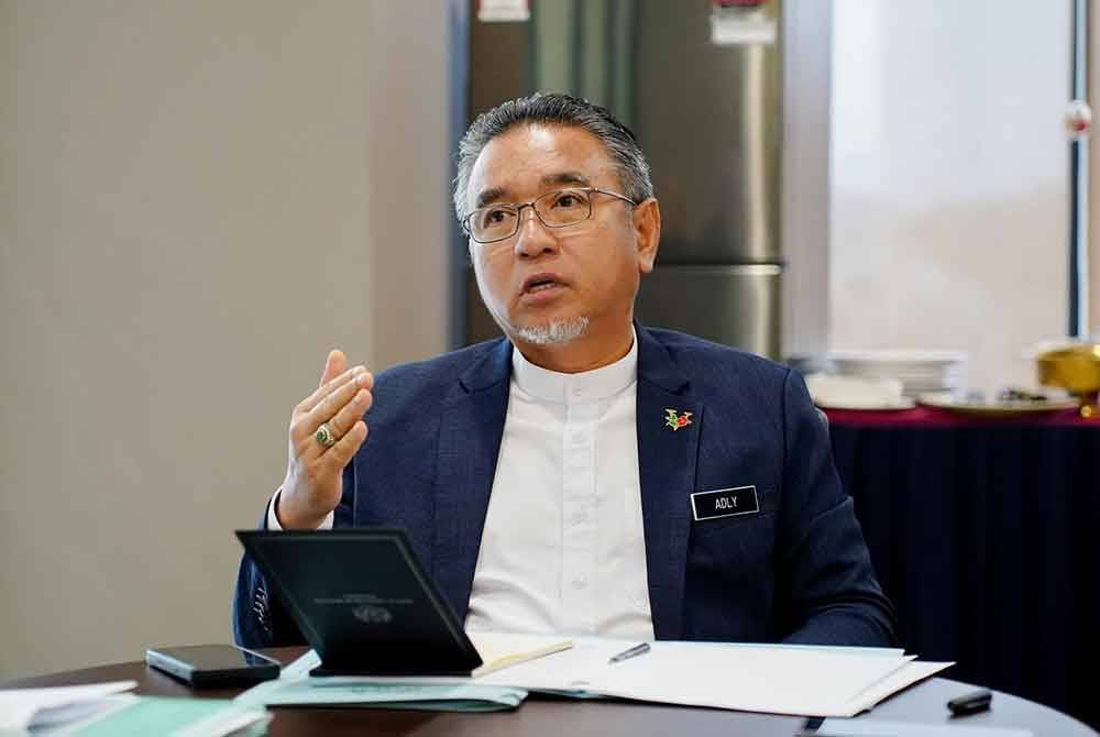 Adly menerima taklimat daripada pegawai Parlimen berkenaan soalan Syed Saddiq yang meminta kementerian menjelaskan langkah menghentikan kejadian buli MTD. Foto Facebook Adly Zahari