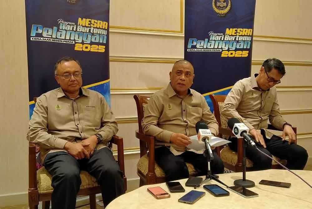 Saarani (tengah) ketika sidang akhbar selepas Program Mesra Hari Bertemu Pelanggan Kerajaan Negeri Perak di Stadium Indera Mulia pada Isnin.