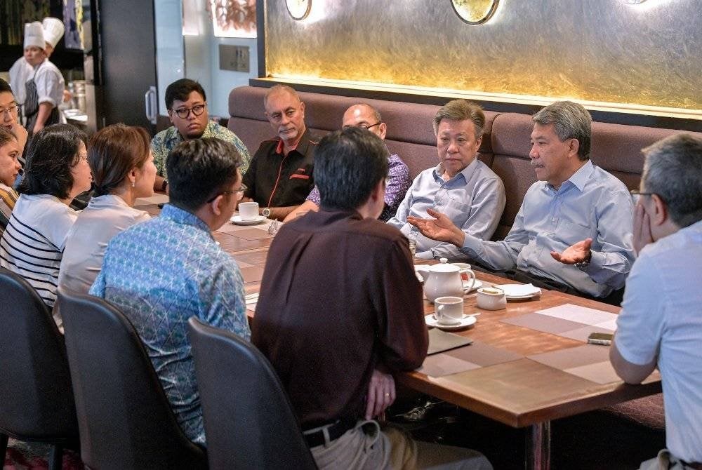 Mohamad beramah mesra dengan editor-editor agensi media pada Program Santai Teh Tarik anjuran Kelab Concorde pada Isnin. Foto Bernama
