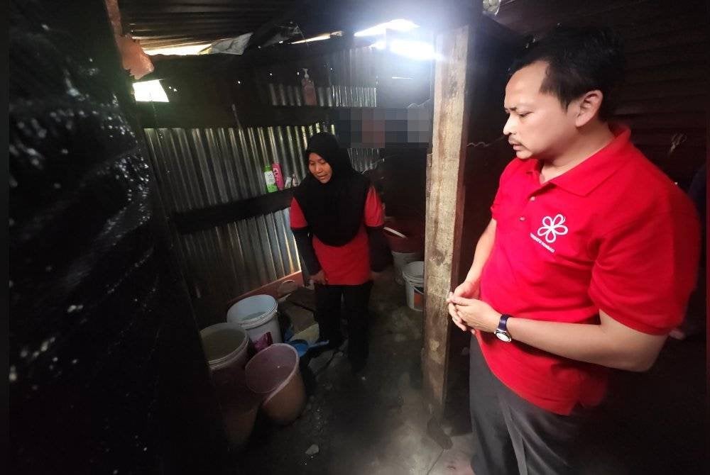 Norshima Sekil menunjukan keadaan bilik mandi rumahnya kepada Nazree