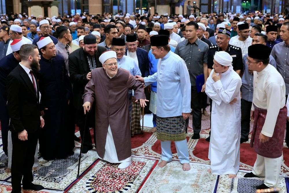 Anwar bersama Imam Sheikh Dr Ekrima hadir ke Majlis Ilmu Madani di Masjid Putra pada Isnin. Foto Bernama