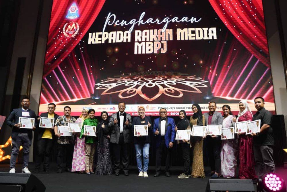 Mohamad Zahri (tujuh dari kiri) menyampaikan penghargaan kepada wakil media.