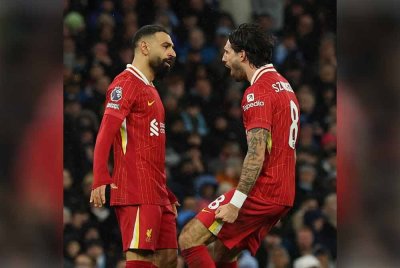 Salah dan Szoboszlai realisasikan tiga mata Liverpool di Etihad. Foto Agensi