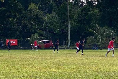 Aksi pemain semasa sesi pemilihan pemain KRW FC di padang Institut Penyelidikan dan Kemajuan Pertanian Malaysia (Mardi), Kota Bharu pada petang Ahad.