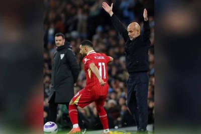 Guardiola (kanan) menyaksikan kelincahan bintang Liverpool, Mohamed Salah di Stadium Etihad. - Foto: Agensi