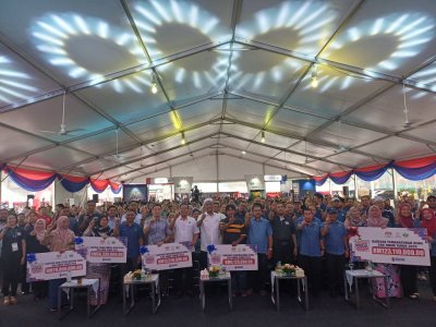 Syed Ibrahim dan Zainal bergambar bersama penerima dan tetamu hadir selepas majlis perasmian Karnival RISDA Madani (KARRISMA) Zon Timur 2025 di pekarangan Stadium Darul Makmur, di sini, pada Sabtu.