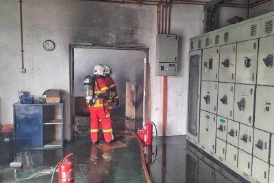 Pasukan bomba sedang melakukan kerja-kerja memadamkan kebakaran di bilik transformer sebuah kilang di Kawasan Perindustrian Tangga Batu pada pagi Isnin.