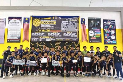 Barisan jurulatih dan pemain sepka takraw SSMT bersama hadiah kemenangan selepas muncul juara keseluruhan dalam Kejohanan Sepak Takraw Peringkat Kebangsaan 2025 yang berlangsung di Dewan Olimpik SSMT di Kuala Terengganu pada Isnin.