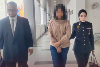 Seorang wanita mengaku tidak bersalah selepas didakwa di Mahkamah Sesyen Kota Bharu pada Isnin atas dua pertuduhan berkaitan kesalahan penyelewengan minyak diesel bersubsidi tanpa kebenaran sah. Foto KPDN