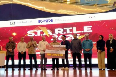 Saarani (tengah) menyampaikan insentif kepada pemenang sempena Majlis Perasmian Penutup Program STARTLE yang diadakan di Pasar raya Besar Mydin Meru Raya di Ipoh pada Isnin.