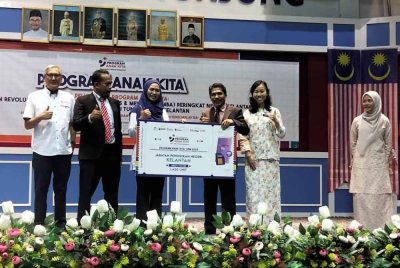 Nooraini (Tengah) menyampaikan plakad penerimaan tablet kepada Mat Lazim.