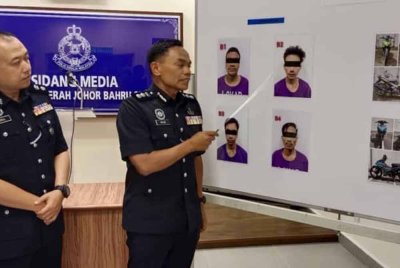 Raub (kanan) menunjukkan gambar motosikal yang dicuri dan suspek ketika sidang akhbar di Ibu Pejabat Polis Daerah Johor Bahru Selatan pada Isnin.