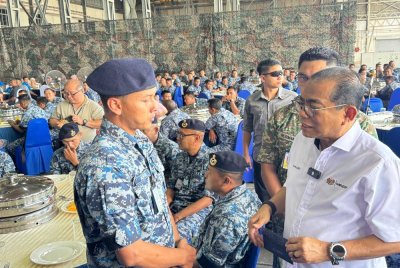 Mohamed Khaled menyantuni anggota tentera udara yang hadir di Pangkalan Udara Butterworth ketika lawatannya pada Isnin.