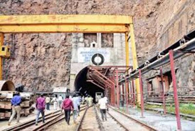 Anggota penyelamat sedang bertungkus-lumus mengeluarkan lapan pekerja terperangkap dalam terowong di negeri Telangana, India. - AFP