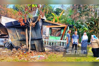 Razak (dua dari kiri) dan Zariah (dua dari kanan) ketika mengunjungi Amir (kiri) dan Rohaya (kanan) di hadapan rumah yang musnah akibat kebakaran pada 21 Februari lalu. Foto Sinar Harian