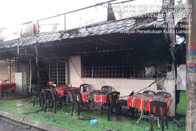 Keadaan gerai makan yang terbakar dalam kejadian di Taman Bukit Segar pada Isnin.