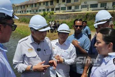 Ahmad Zahid mendengar taklimat memgenai projek RTB Kawasan Persekitaran Lido Bandaraya Kota Kinabalu di Kota Kinabalu.