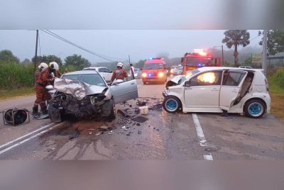 Seorang lelaki maut manakala seorang lagi cedera parah dalam nahas tiga kenderaan di Sungai Karas, Jalan Labis-Chaah awal pagi tadi. Foto BBP Labis