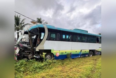 Sebuah bas yang membawa seramai 32 pelajar sekolah menengah terbabas di Jalan Sungai Mas-Padang Kubu di sini pada Isnin.