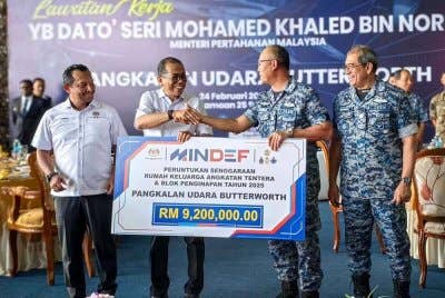 Mohamed Khaled (dua dari kiri) menyampaikan replika cek bernilai RM9.2 juta kepada Komander Pangkalan Udara Butterworth, Brigedier Jeneral Khairol Muzambi Salehin.