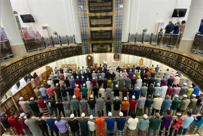 Kerajaan Selangor mengekalkan larangan menggunakan khidmat imam dari luar negara untuk mengimamkan solat tarawih di semua surau dan masjid di negeri ini sepanjang Ramadan. - Gambar hiasan