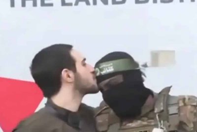 Rakaman yang tular ketika Omer Shem Tov mencium kepala salah seorang pejuang Hamas selepas dibebaskan dalam pertukaran tahanan yang berlangsung di Nuseirat, Gaza, baru-baru ini. - Foto: Agensi