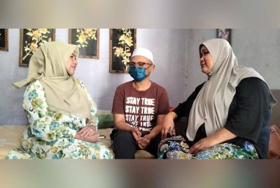 Muhamad Adam Aizad bersama Rahayu (tengah) menerima kunjungan Che Norhayati di kediaman mereka di Kampung Lubok Jong.