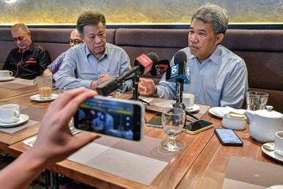 Mohamad ketika sidang media selepas Program Santai Teh Tarik anjuran Kelab Concorde pada Isnin. Foto Bernama