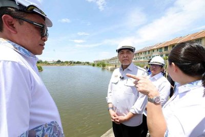 Ahmad Zahid ketika melakukan lawatan ke tapak Rancangan Tembatan Banjir (RTB) persekitaran kawasan Cyber City Bandaraya Kota Kinabalu pada Isnin. Foto Bernama