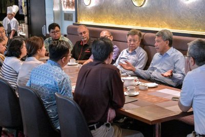 Mohamad beramah mesra dengan editor-editor agensi media pada Program Santai Teh Tarik anjuran Kelab Concorde pada Isnin. Foto Bernama